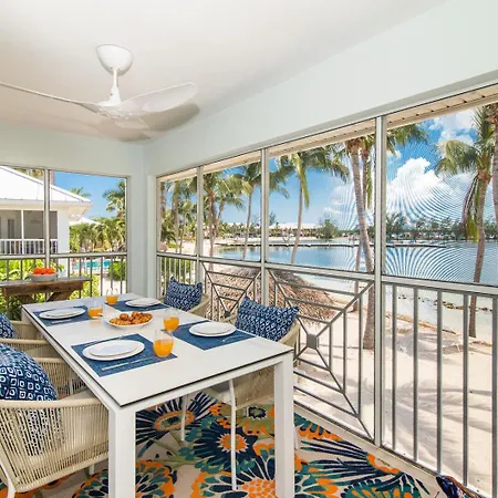 Kailua - Modern Waterfront Condo With Shared Pool And Hot Tub, Short Walk To The Kaibo